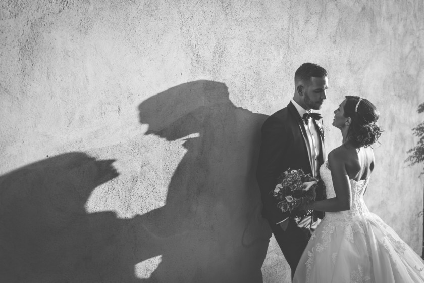 Photo de mariage avec jeu d'ombre et de lumière