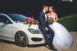 Photographe mariage couple avec voiture