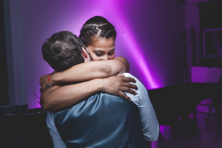Etreinte des mariés à la soirée de mariage