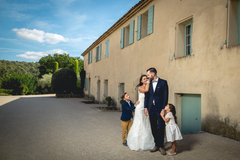 Photo de famille en mariage parents enfants