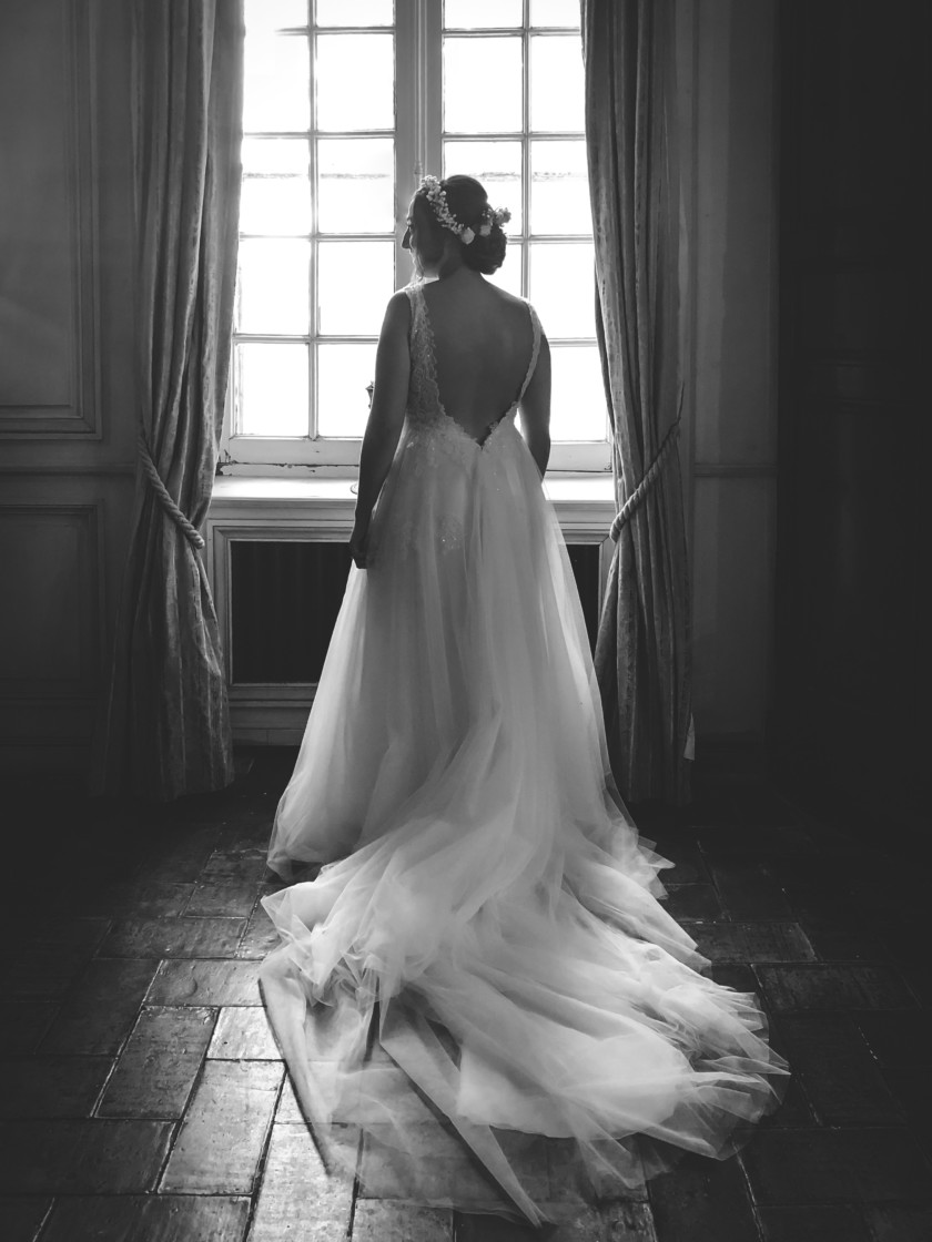 Mariée à la fenêtre