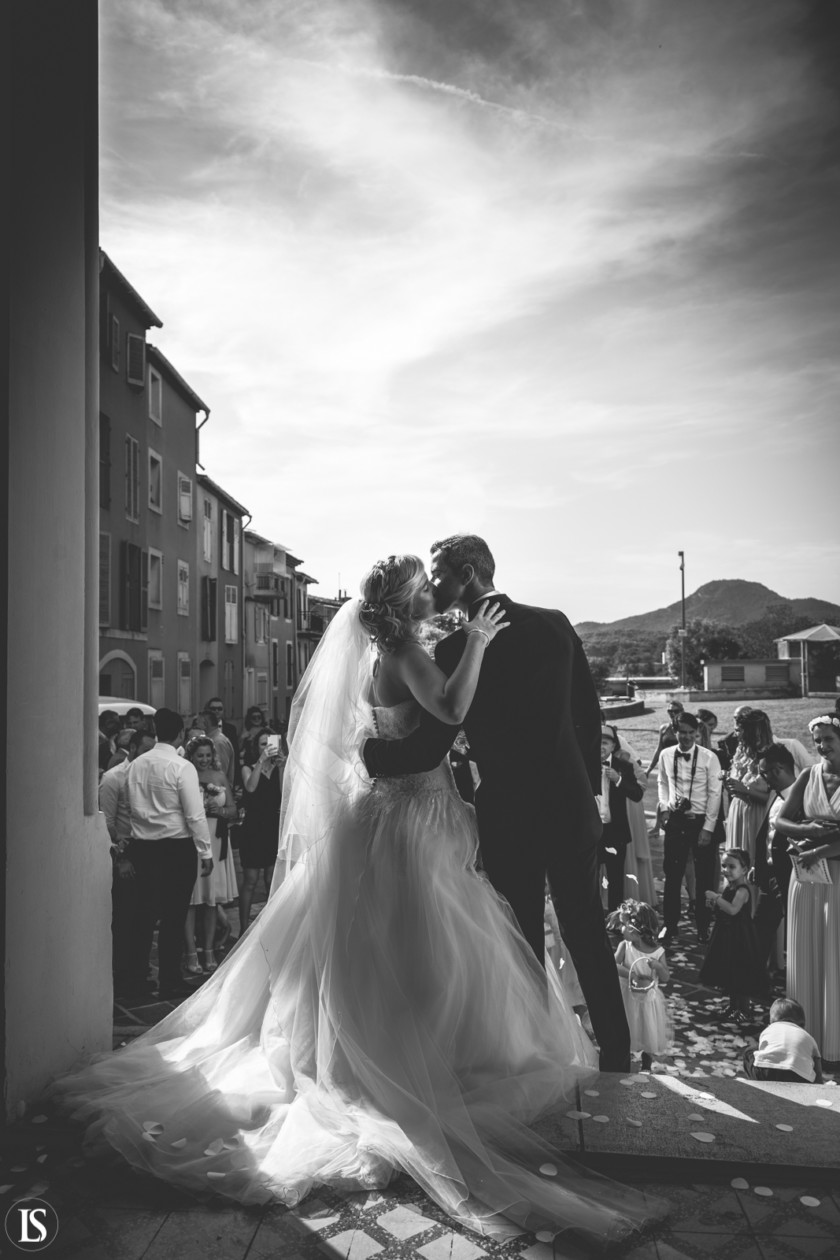 Photo sortie de l'église mariage à aubagne