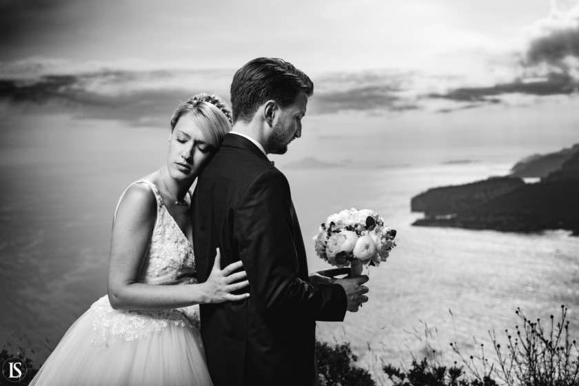 Photo de mariage en noir et blanc à la route ddes crêtes