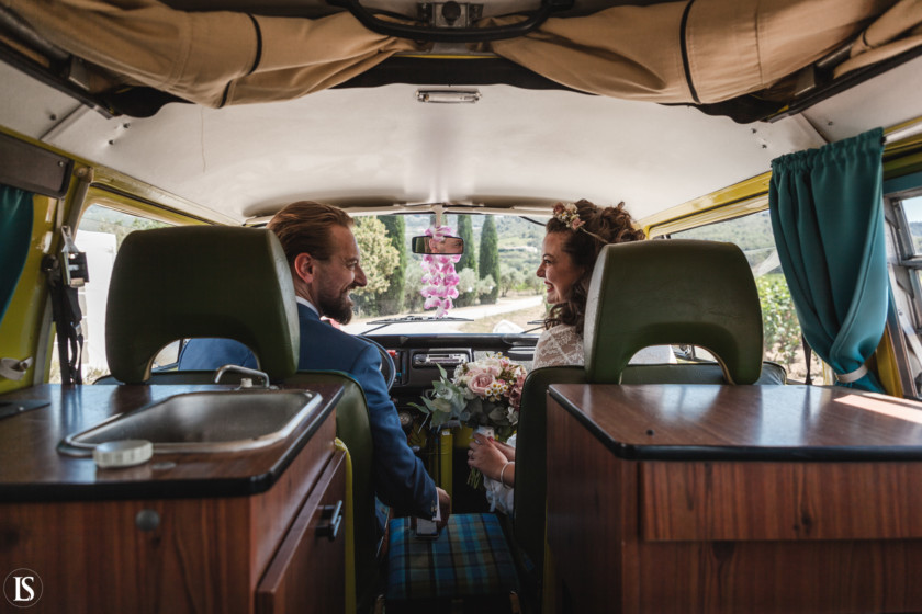 Photo de mariage dans un van wolksvagen