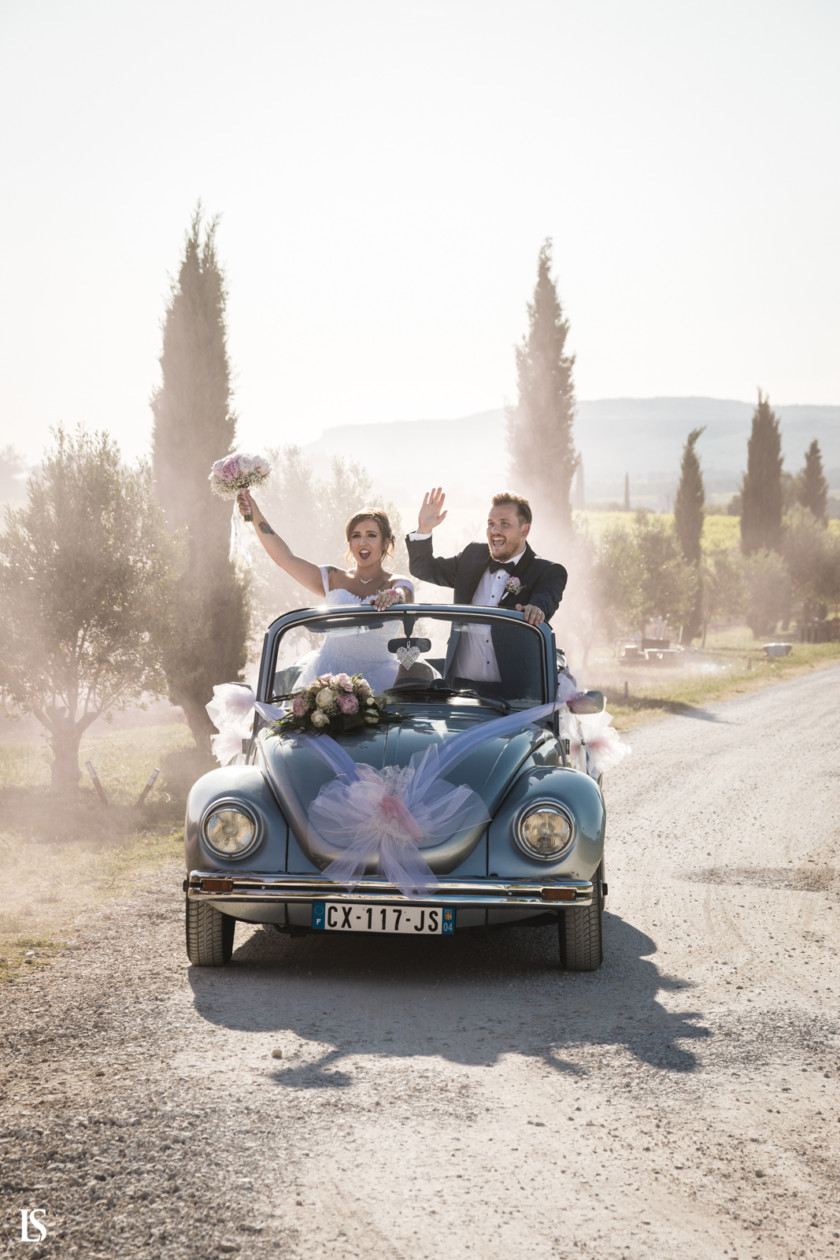 Arrivée des mariés en voiture au mas des auréliens