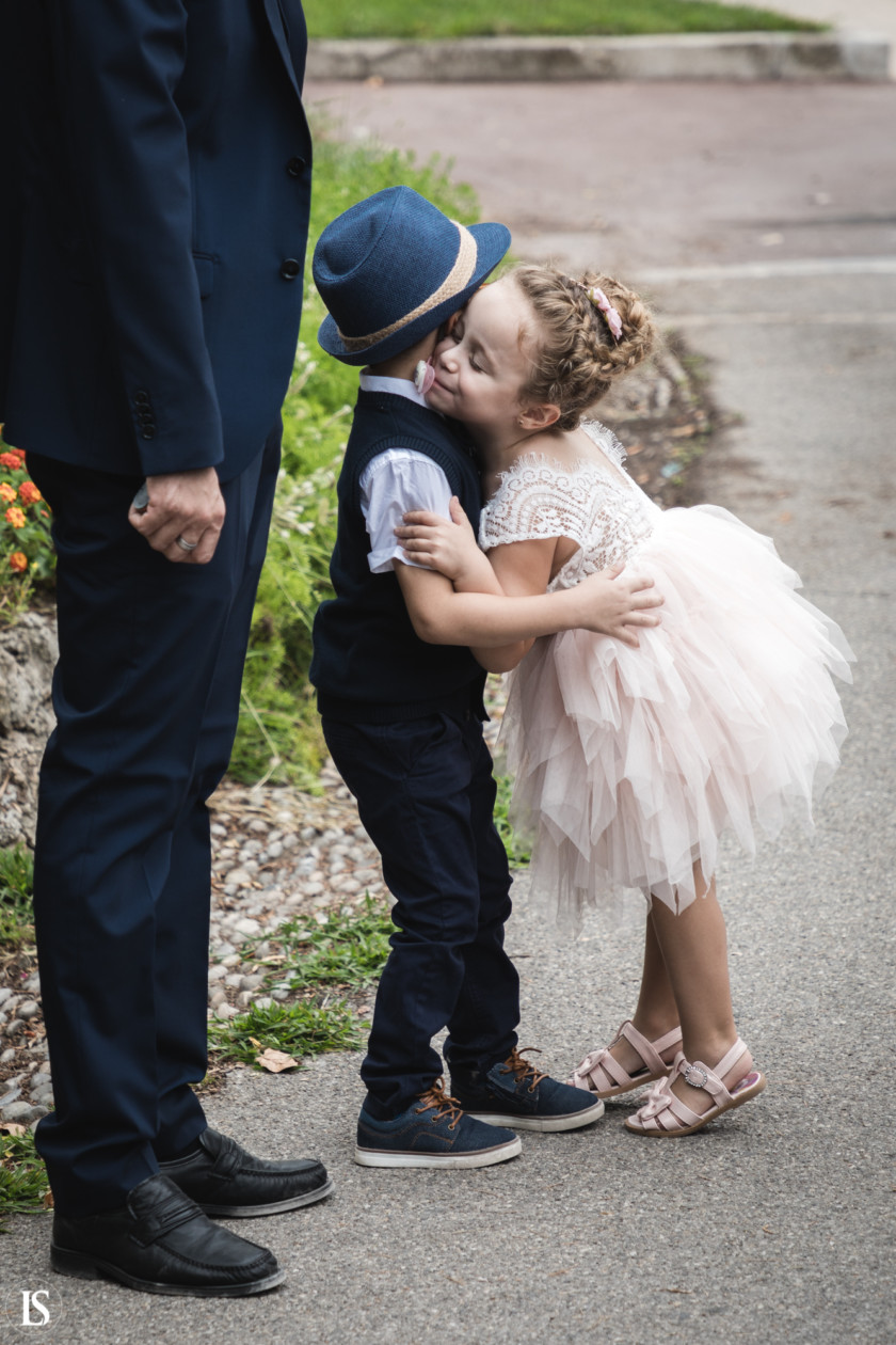 Calin d'enfants lors d'un mariage